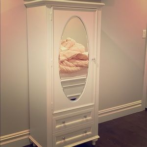 Madelyn White Wardrobe